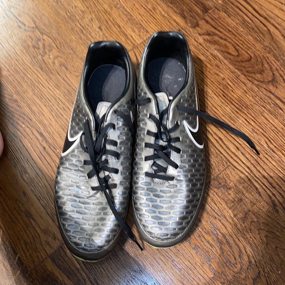 9.5 mens Nike soccer cleats